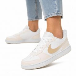 Buty damskie sneakersy sportowe Nike COURT BOROUGH LOW BBALL (GS). Białe obuwie sportowe damskie Nike, bez wzorów, z jeansu, do koszykówki, nike court. Za 229.00 zł.