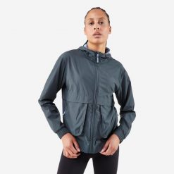 Kurtka do biegania wiatrówka damska Kiprun Run 500 Wind. Zielone kurtki sportowe damskie KIPRUN, na lato, l, bez wzorów, z elastanu, z kapturem, do biegania. Za 149.99 zł.
