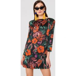 MANGO Sukienka z kwiatowym wzorem - Multicolor. Sukienki damskie Mango, z tkaniny, z dekoltem na plecach. W wyprzedaży za 101.48 zł.