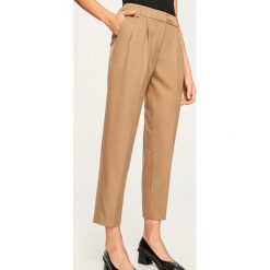 Eleganckie spodnie - Beżowy. Brązowe spodnie materiałowe damskie marki Reserved. Za 139.99 zł.