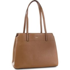 Torebka DKNY - R83A5685 Vicuna 249. Brązowe torebki do ręki damskie DKNY, ze skóry. Za 1,399.00 zł.