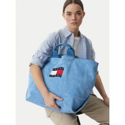 Torebka Tommy Jeans. Niebieskie torebki do ręki damskie Tommy Jeans, bez wzorów, z jeansu, bez dodatków. Za 296.99 zł.