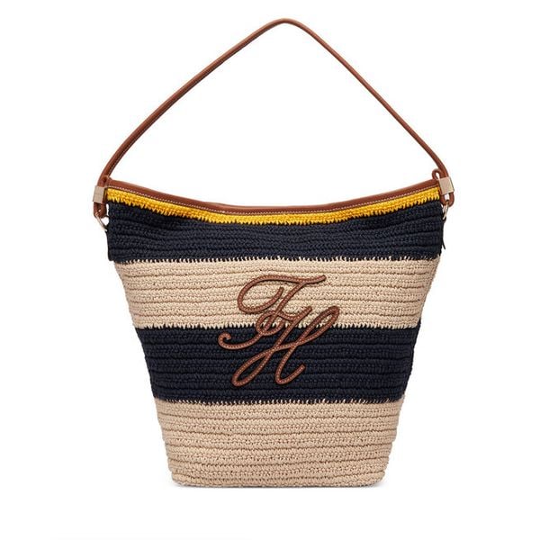 Torebka Tommy Hilfiger. Torebki do ręki damskie Tommy Hilfiger, bez wzorów, klasyczne, bez dodatków. Za 749.99 zł.