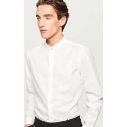 Koszula ze stójką slim fit - Biały. Białe koszule męskie Reserved, ze stójką. Za 119.99 zł.