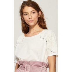 T-shirt z aplikacją na rękawach - Kremowy. T-shirty damskie marki Sinsay. W wyprzedaży za 19.99 zł.