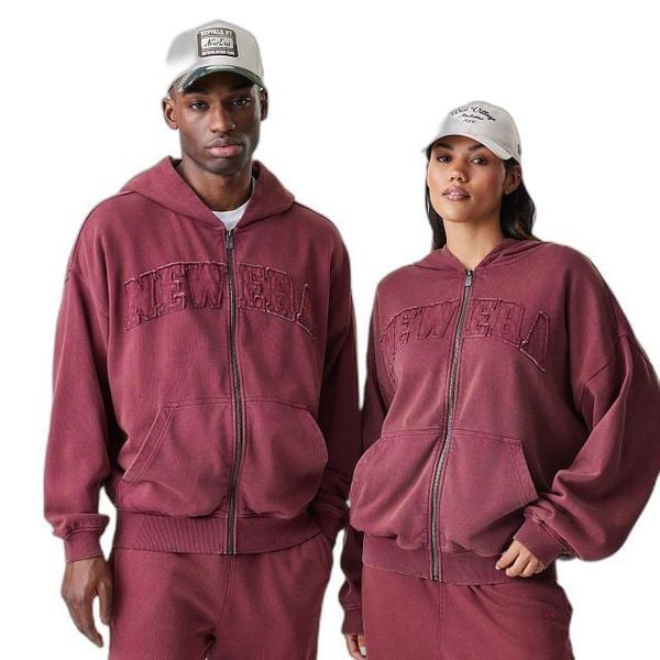 Bluza z kapturem New Era Washed. Czerwone bluzy męskie New Era, uniwersalny, bez wzorów, z dresówki, z kapturem, trekkingowe. Za 349.50 zł.