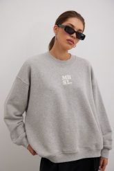 Bluza typu oversize z HAFTEM w kolorze GREY MELANGE - GEMINI-UNI. Szare bluzy damskie Marsala, na lato, l, bez wzorów, z bawełny, bez kaptura. Za 349.90 zł.