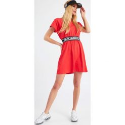 Sukienka KARL LAGERFELD. Sukienki damskie KARL LAGERFELD, s, bez wzorów, bez kołnierzyka, bez ramiączek. W wyprzedaży za 513.57 zł.