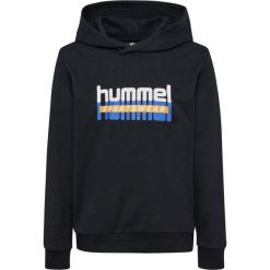 Bluza z kapturem dla dzieci Hummel Tukas. Czarne swetry dla dziewczynek Hummel, bez wzorów, sportowe, bez kołnierzyka, bez ramiączek, z kapturem. Za 168.00 zł.