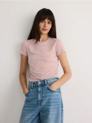 Prążkowany t-shirt z modalem - pastelowy róż. Czerwone t-shirty damskie Reserved, l, bez wzorów, z dzianiny, bez kołnierzyka. W wyprzedaży za 39.99 zł.