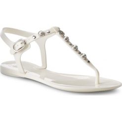 Japonki GUESS - Janaye FLJNY2 VIN21 WHITE. Białe klapki damskie Guess, z aplikacjami, z tworzywa sztucznego. W wyprzedaży za 179.00 zł.