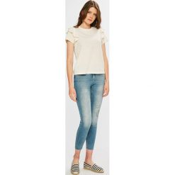 Jacqueline de Yong - Jeansy Flora. Niebieskie jeansy damskie Jacqueline de Yong. W wyprzedaży za 59.90 zł.