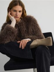 Skórzane botki na obcasie - beżowy. Brązowe botki damskie Reserved, ze skóry, bez obcasa, na obcasie, bez zapięcia. W wyprzedaży za 159.99 zł.