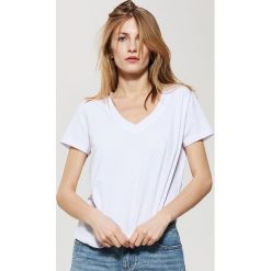 Gładka koszulka z dekoltem v - Biały. T-shirty damskie marki House. W wyprzedaży za 15.99 zł.