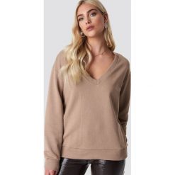 NA-KD Basic Bluza basic z dekoltem V - Beige. Bluzy damskie marki NA-KD Basic. Za 100.95 zł.