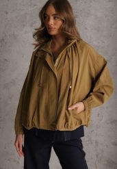 Zielona Oversizowa Kurtka Przejściowa o Kroju Bombki z Bawełny i Wiskozy Birana. Zielone kurtki damskie Renee, l, bez wzorów, z bawełny, z kapturem. Za 189.99 zł.