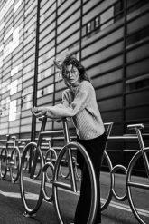 Sweter z perełkami beżowy. Brązowe swetry damskie MOODO, l, bez wzorów, z poliesteru, bez kołnierzyka, bez ramiączek, bez kaptura. Za 159.99 zł.