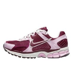 Buty do chodzenia dla dorosłych Nike Zoom Vomero 5 Pink Foam Team Red. Czerwone obuwie sportowe damskie Nike, bez wzorów, z materiału, do biegania, nike zoom. Za 752.00 zł.