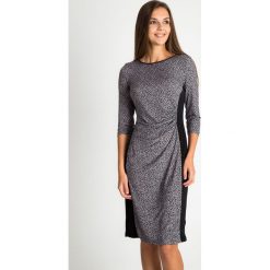 Sukienka ze zwierzęcym nadrukiem QUIOSQUE. Sukienki damskie marki QUIOSQUE. W wyprzedaży za 59.99 zł.