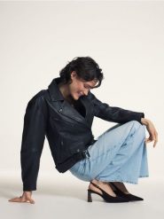 Czółenka z imitacji zamszu - ciemnobrązowy. Brązowe czółenka damskie Reserved, bez wzorów, bez obcasa, bez zapięcia. Za 119.99 zł.