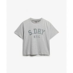 Damska koszulka o luźnym kroju Superdry Athletic Essentials. Szare t-shirty damskie Superdry., bez wzorów, bez kołnierzyka. W wyprzedaży za 131.90 zł.