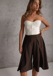 Brązowe Szeroki Szorty Eleganckie Bermudy High Waist z Zaszewkami w Talii Choniala. Brązowe szorty damskie Renee, bez wzorów, biznesowe, z podwyższonym stanem. Za 119.99 zł.