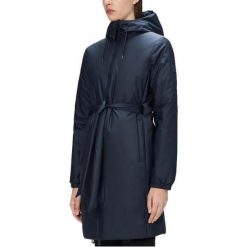 Kurtka RAINS LOHJA LONG INSULATED CURVE J Niebieski. Niebieskie kurtki męskie Rains, m, bez wzorów, z tkaniny, bez kaptura. Za 1,203.92 zł.