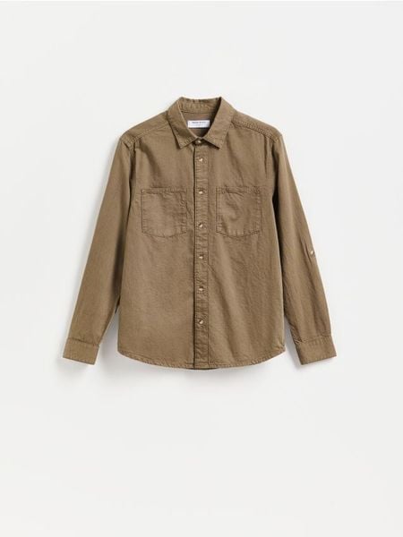 Jeansowa koszula regular fit - brązowy. Brązowe koszule męskie Reserved, l, bez wzorów, z denimu, bez kołnierzyka, bez ramiączek. Za 119.99 zł.