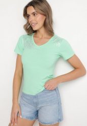 Jasnozielony Bawełniany T-shirt z Dekoltem w Serek z Cyrkoniową Aplikacją Nirivale. Zielone bluzki damskie Born2be, l, z aplikacjami, z bawełny, eleganckie, bez kołnierzyka, bez ramiączek. Za 34.99 zł.