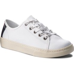Sneakersy TOMMY JEANS - Light Leather Low EN0EN00230 White 100. Półbuty damskie marki Tommy Jeans. W wyprzedaży za 279.00 zł.