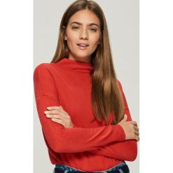 Gładki sweter basic - Czerwony. Swetry damskie marki Sinsay. W wyprzedaży za 29.99 zł.