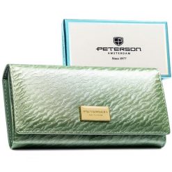 Duży, jasnozielony portfel damski zamykany na zatrzask, pokryty subtelnym wzorem na klapce - Peterson. Zielone portfele damskie Peterson, bez wzorów, ze skóry ekologicznej. Za 77.99 zł.