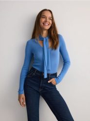Sweter z wiskozą - jasnoniebieski. Niebieskie swetry damskie Reserved, l, bez wzorów, z dzianiny, bez kołnierzyka, bez ramiączek, bez kaptura. W wyprzedaży za 49.99 zł.