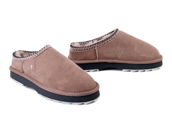 EMU AUSTRALIA Sharky Scuff W13179 mushroom, kapcie damskie. Brązowe kapcie damskie Emu Australia, bez wzorów, z gumy. Za 429.90 zł.