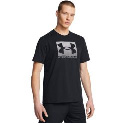 Under Armour UA M BOXED SPORTS UPDATED SS Koszulka męska. Czarne koszulki sportowe męskie Under Armour, m, bez wzorów, z bawełny, bez kołnierzyka, bez ramiączek, na fitness i siłownię. W wyprzedaży za 90.99 zł.