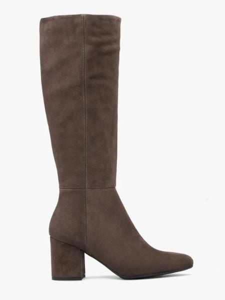 Brązowe kozaki ze skóry welurowej na słupku. Brązowe kozaki damskie Ryłko, ze skóry, bez obcasa, na słupku. Za 699.99 zł.