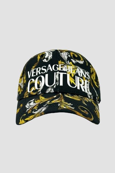 VERSACE JEANS COUTURE Czarna czapka logowana z daszkiem. Czarne czapki i kapelusze męskie Versace Jeans Couture, bez wzorów, z jeansu. W wyprzedaży za 169.99 zł.