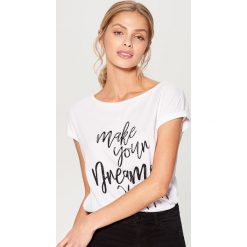 Koszulka z połyskującym napisem - Biały. Bluzki damskie marki Mohito. Za 39.99 zł.