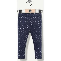 Spodnie w kolorze granatowym. Spodenki niemowlęce Grain de blé et Lisa Rose. W wyprzedaży za 29.95 zł.