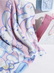 Koc dziecięcy Cinnamoroll - różowy. Czerwone kocyki dla dzieci Sinsay. Za 29.99 zł.