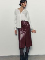 Spódnica midi z imitacji skóry - burgundowy. Czerwone spódnice damskie Reserved, l, bez wzorów, ze skóry, midi, dopasowane. W wyprzedaży za 139.99 zł.