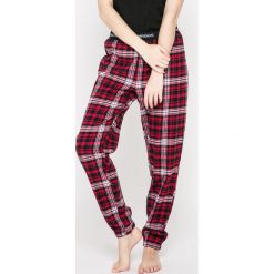 Emporio Armani - Spodnie piżamowe. Czerwone piżamy damskie Emporio Armani, m, bez wzorów, z bawełny, bez ramiączek. W wyprzedaży za 219.90 zł.