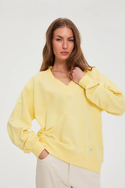 Bluza z dekoltem w serek żółta. Żółte bluzy damskie MOODO, l, bez wzorów, z bawełny, bez kaptura. Za 79.99 zł.