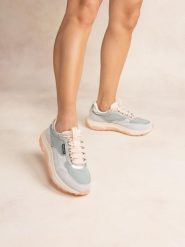 Buty sportowe damskie TBS Jazonne. Czerwone obuwie sportowe damskie TBS, bez wzorów, z materiału, do biegania. Za 402.50 zł.