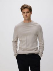 Sweter z wiskozą - beżowy. Brązowe swetry przez głowę męskie Reserved, l, bez wzorów, z dzianiny, bez kołnierzyka. Za 119.99 zł.