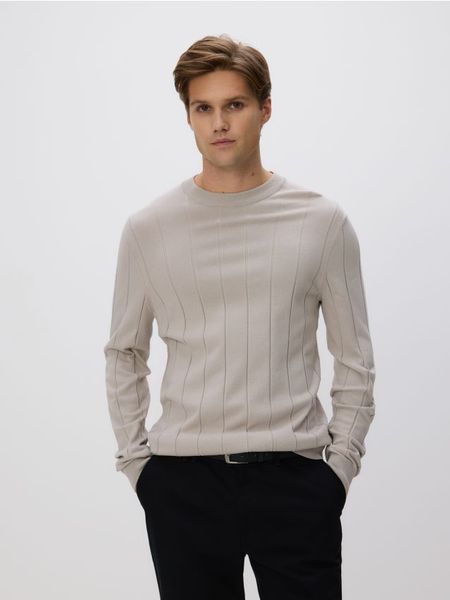 Sweter z wiskozą - beżowy. Brązowe swetry przez głowę męskie Reserved, l, bez wzorów, z dzianiny, bez kołnierzyka. W wyprzedaży za 79.99 zł.