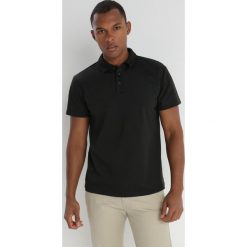 Czarna Koszulka Cryma. Czarne koszulki polo męskie Born2be, l, bez wzorów, z bawełny, klasyczne, bez ramiączek. Za 34.99 zł.