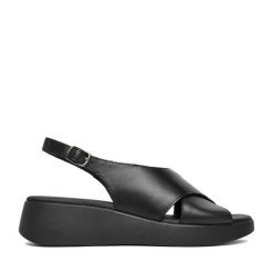 Sandały Lasocki. Czarne sandały damskie Lasocki, bez wzorów, bez obcasa, na koturnie, bez zapięcia. Za 169.99 zł.