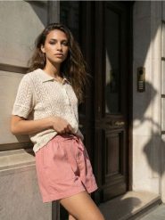 Szorty jeansowe high waist z gumką w pasie - różowy. Czerwone szorty damskie Sinsay, l, bez wzorów, z jeansu, z podwyższonym stanem. Za 59.99 zł.