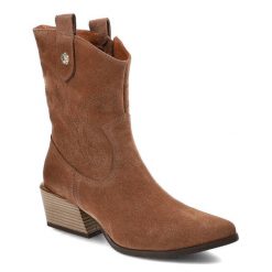 Brązowe Eleganckie Botki Karino Na Obcasie. Brązowe kozaki damskie Karino, z weluru, bez obcasa, na obcasie. Za 419.00 zł.